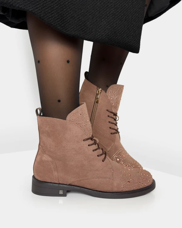 Ciemnobeżowe trzewiki damskie z eko-zamszu z kamieniami