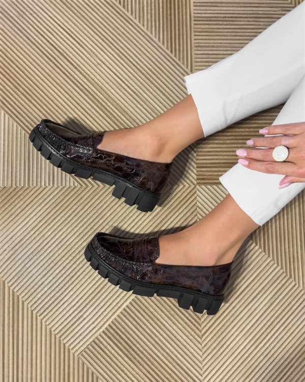 Ciemnobrązowe mokasyny damskie z naturalnej skóry lakierowanej