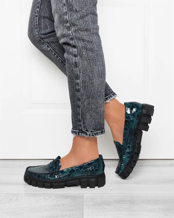 Ciemnozielone mokasyny damskie ze skóry lakierowanej