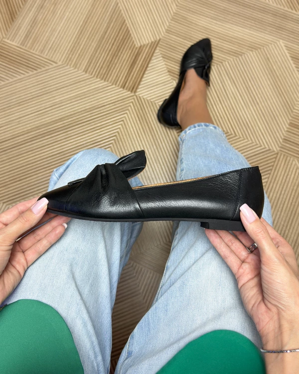 Czarne baleriny damskie skórzane z kokardą