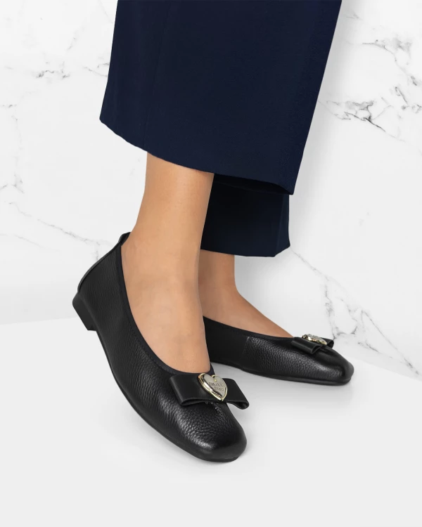 Czarne baleriny damskie skórzane z serduszkiem