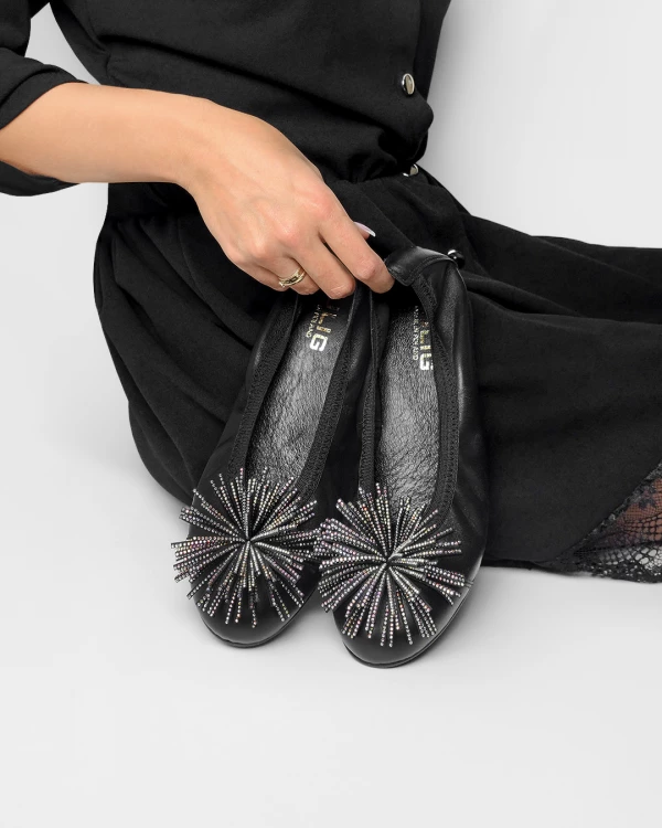 Czarne baleriny skórzane z frędzlami