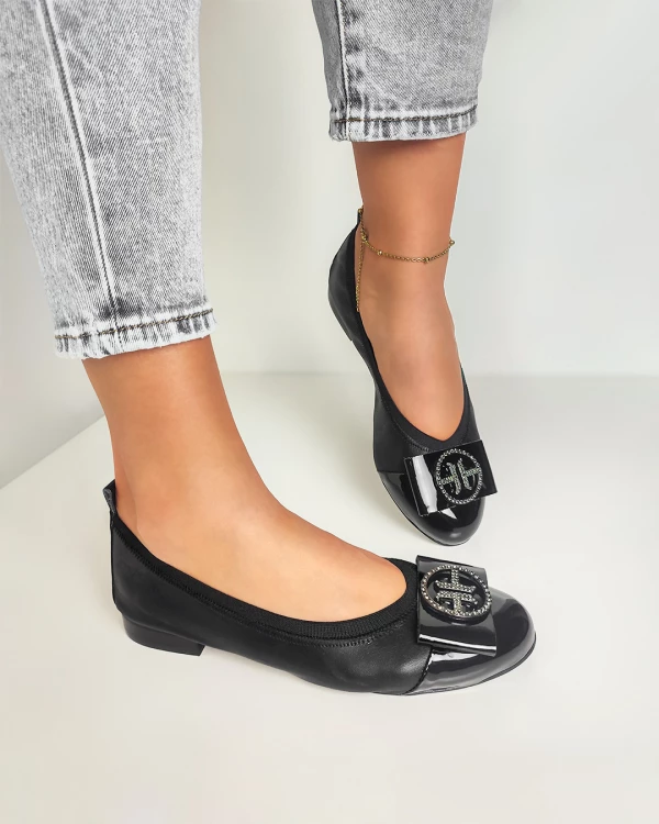 Czarne baleriny skórzane z kółkiem