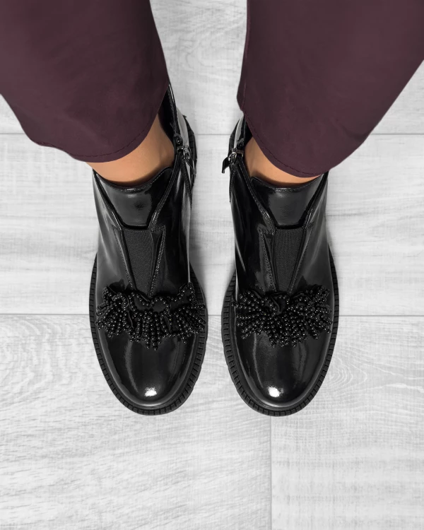 Czarne botki damskie ze skóry lakierowanej z koralikami