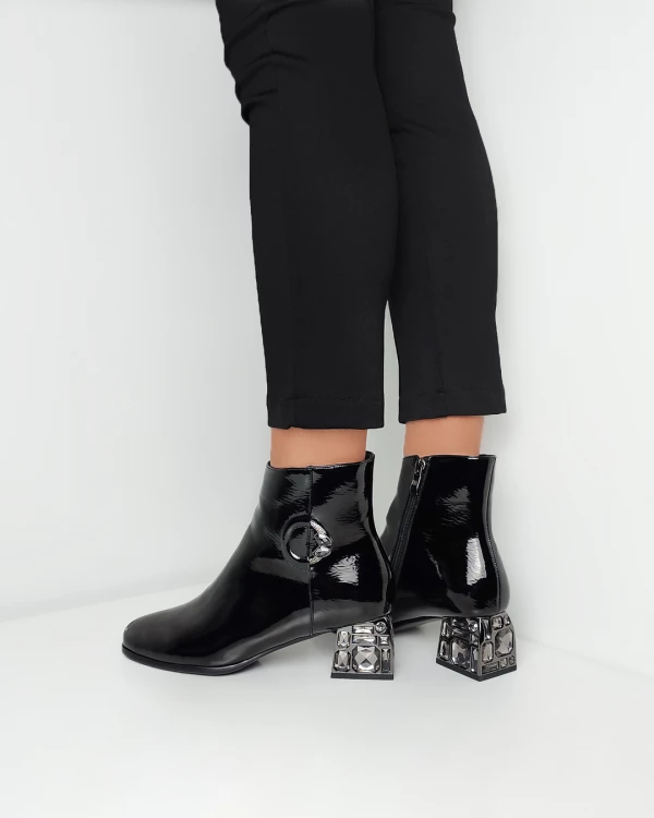 Czarne botki lakierowane na klocku