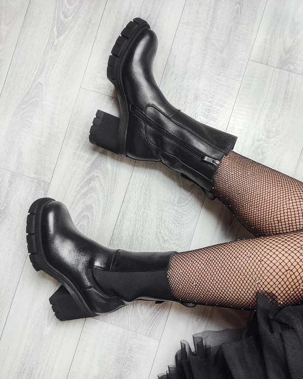 Czarne botki skórzane na słupku