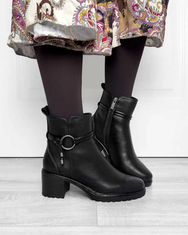 Czarne botki ze skóry ekologicznej na słupku