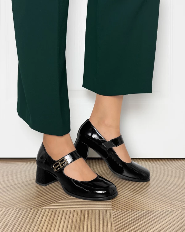 Czarne czółenka damskie skórzane ze sprzączką na słupku