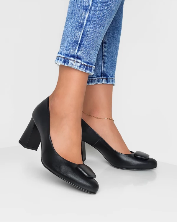 Czarne czółenka damskie ze skóry naturalnej na słupku