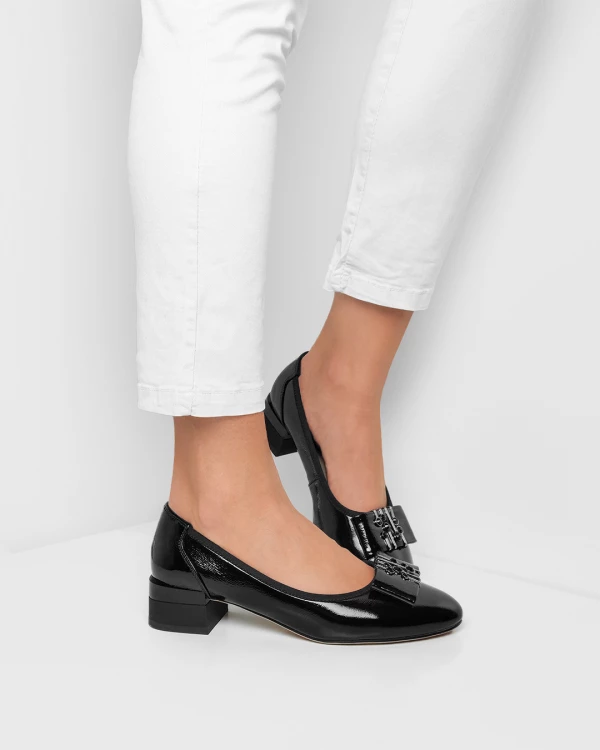 Czarne czółenka lakierowane na klocku