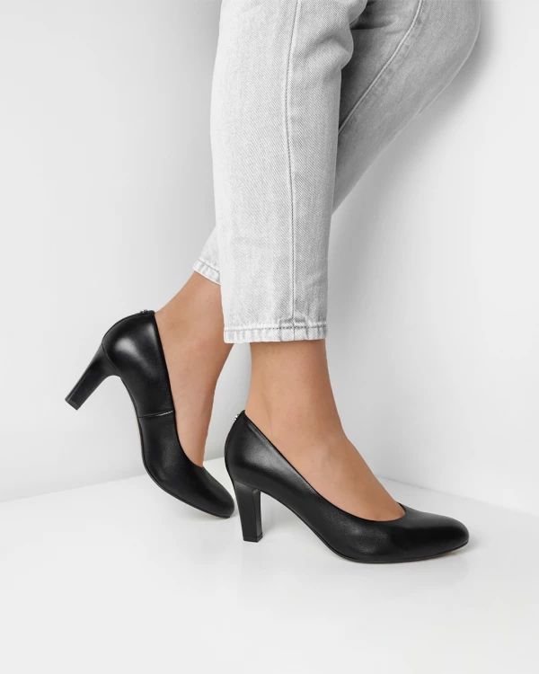 Czarne czółenka skórzane na słupku