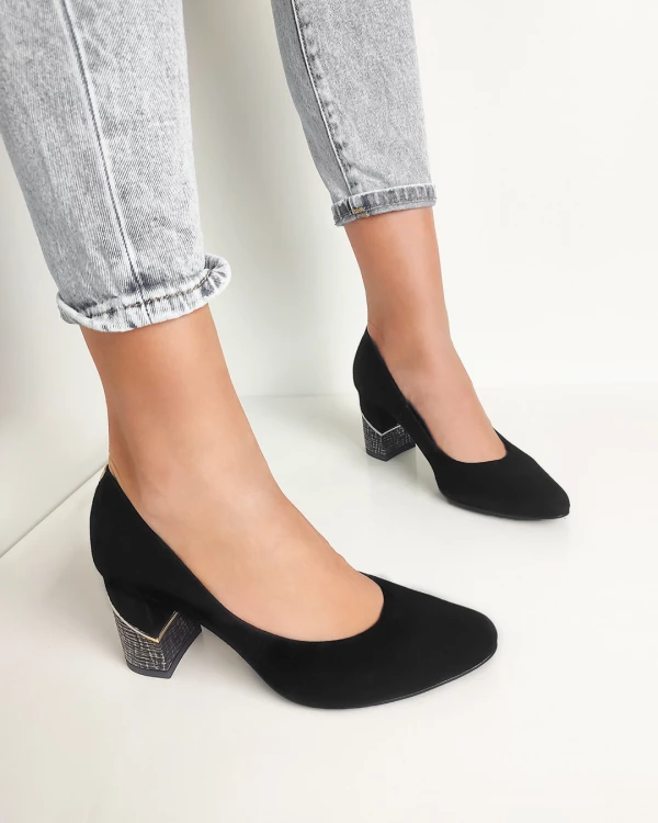 Czarne czółenka zamszowe na słupku