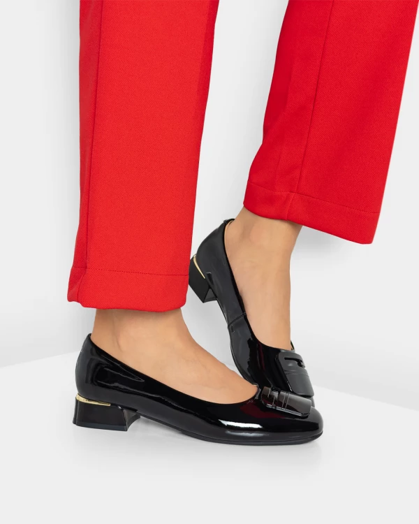 Czarne czółenka ze skóry lakierowanej na klocku