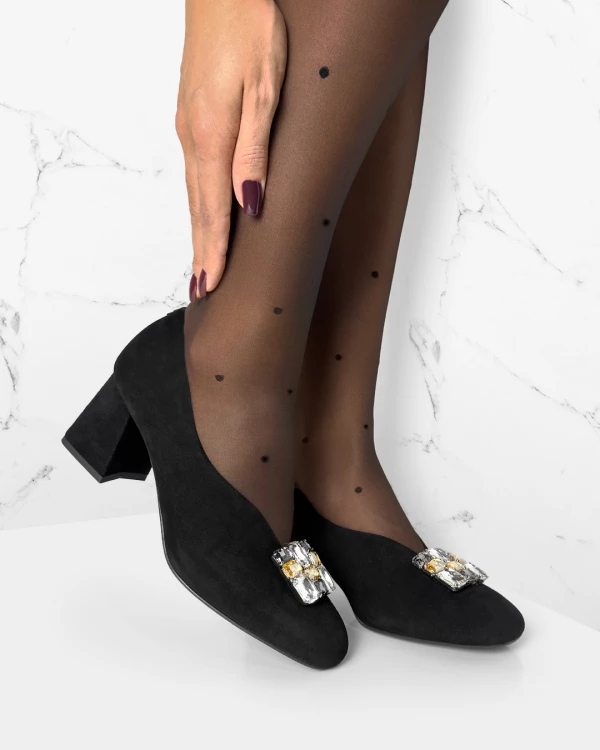Czarne czółenka ze skóry zamszowej z kamieniami