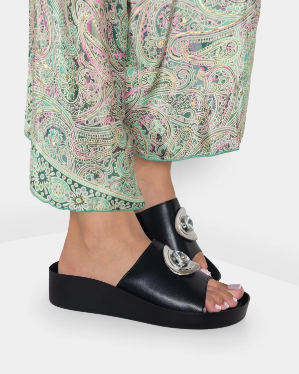 Czarne klapki damskie skórzane na koturnie z kółkiem