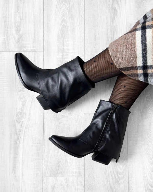 Czarne kowbojki damskie ze skóry licowej na klocku