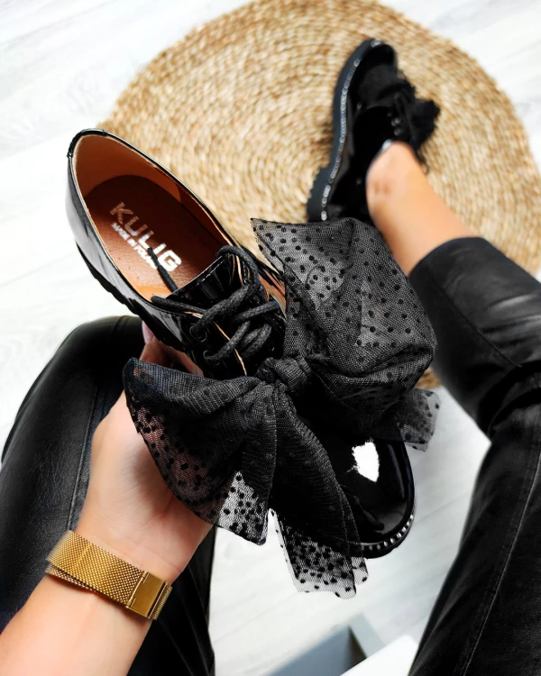 Czarne lakierowane półbuty damskie z kokardą