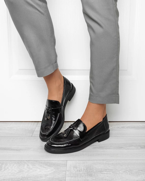 Czarne mokasyny damskie lakierowane