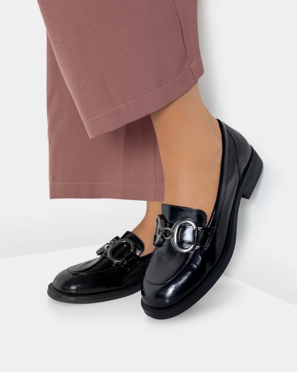 Czarne mokasyny damskie lakierowane na niskim obcasie z łańcuchem