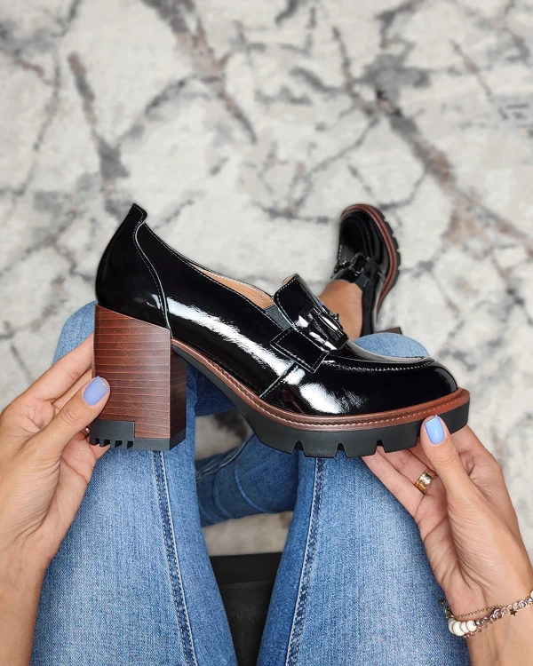 Czarne mokasyny damskie lakierowane na słupku