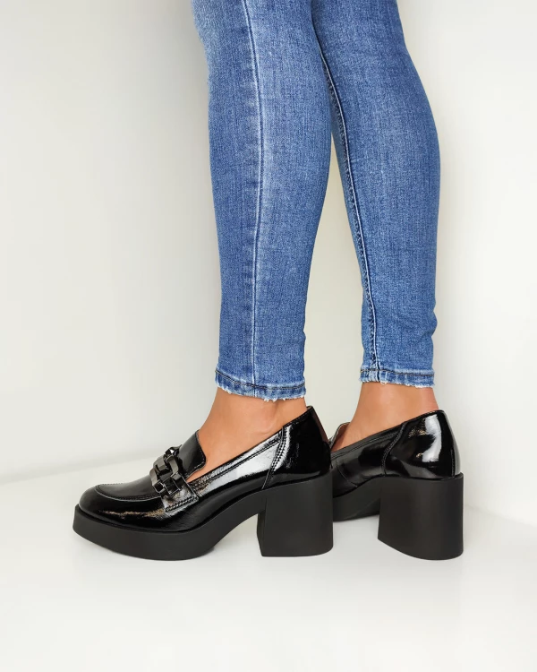 Czarne mokasyny damskie lakierowane na słupku