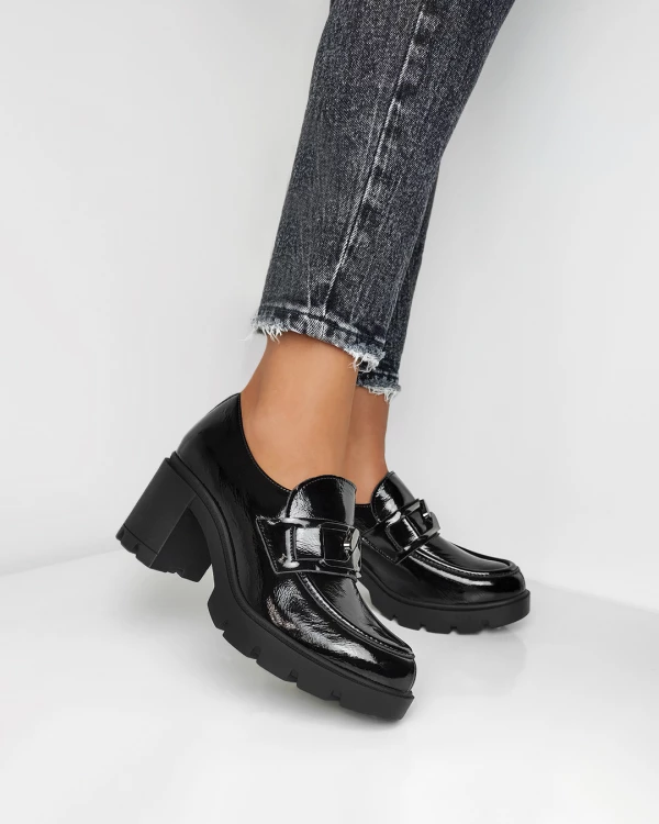 Czarne mokasyny damskie lakierowane na słupku