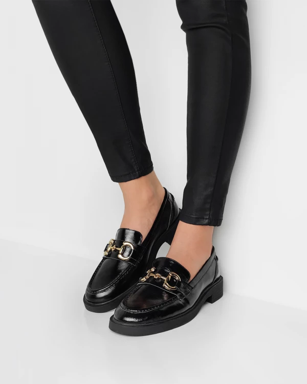 Czarne mokasyny damskie lakierowane z klamrą