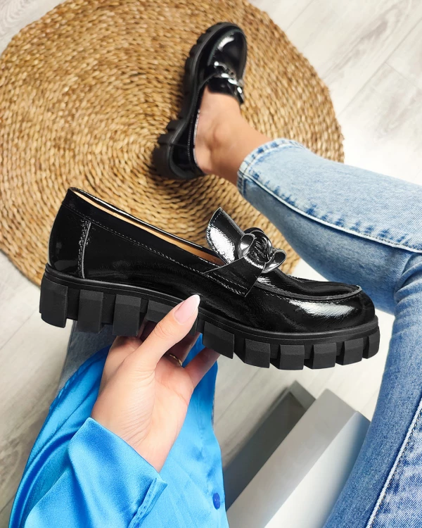 Czarne mokasyny damskie lakierowane z łańcuchem 2