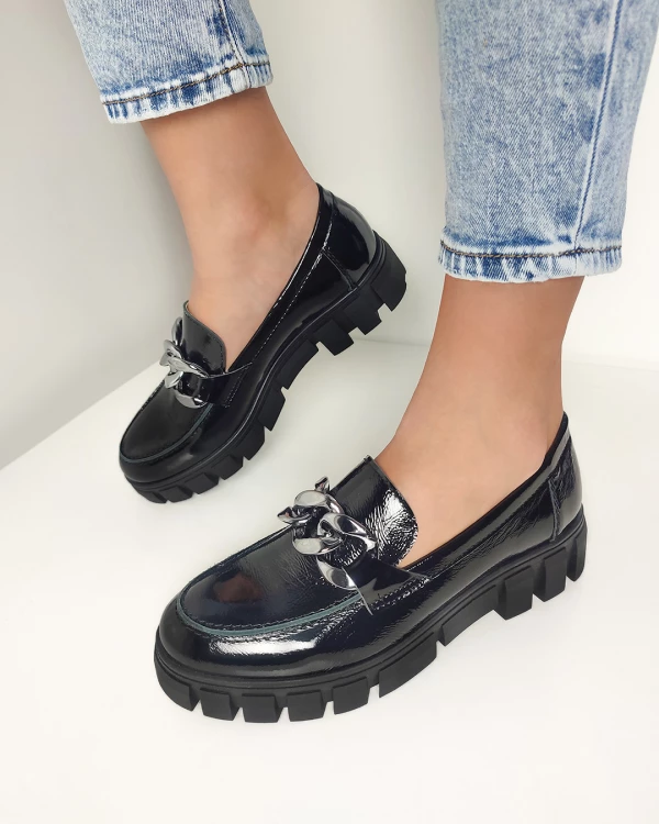 Czarne mokasyny damskie lakierowane z łańcuchem