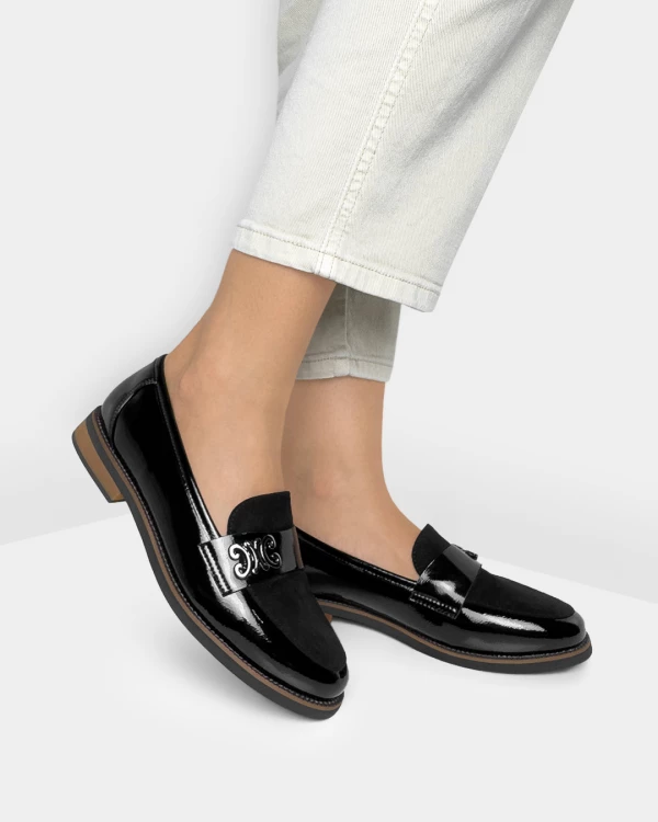 Czarne mokasyny damskie lakierowane ze skóry ekologicznej