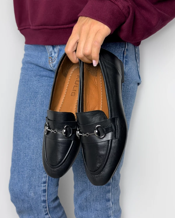 Czarne mokasyny damskie z naturalnej skóry licowej na niskim obcasie