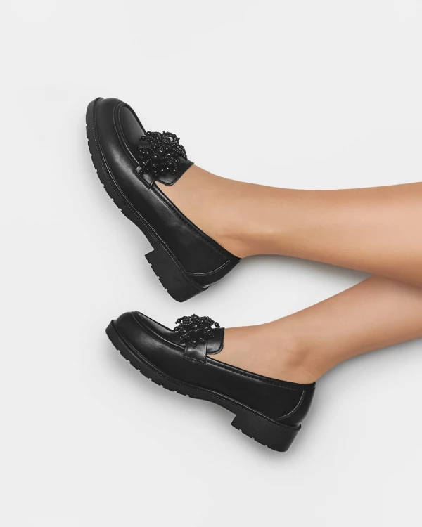 Czarne mokasyny damskie ze skóry ekologicznej z koralikami