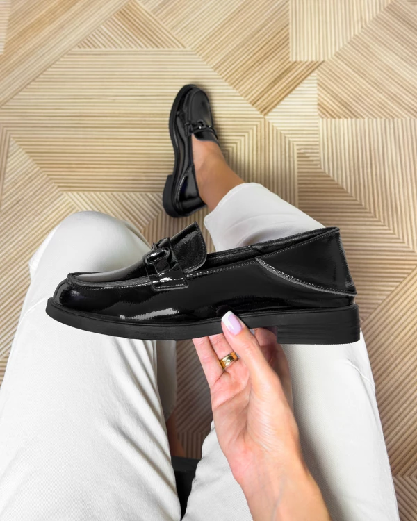 Czarne mokasyny damskie ze skóry lakierowanej