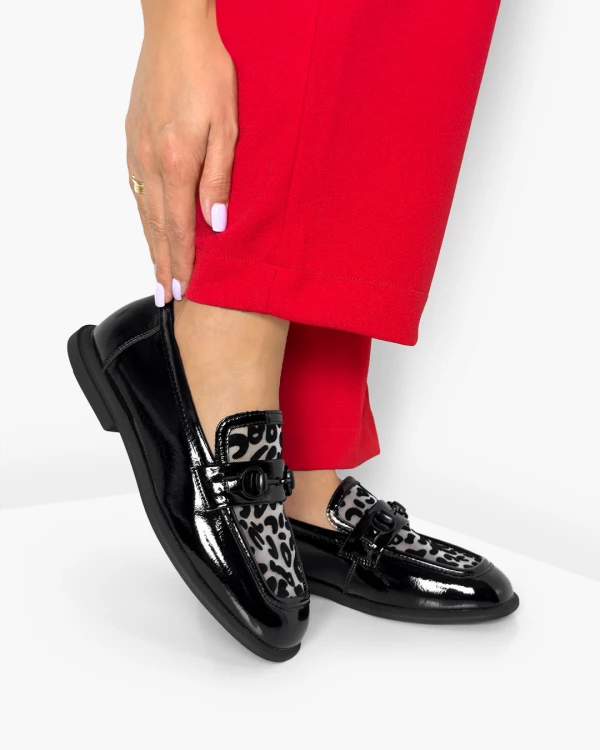 Czarne mokasyny damskie ze skóry lakierowanej z motywem