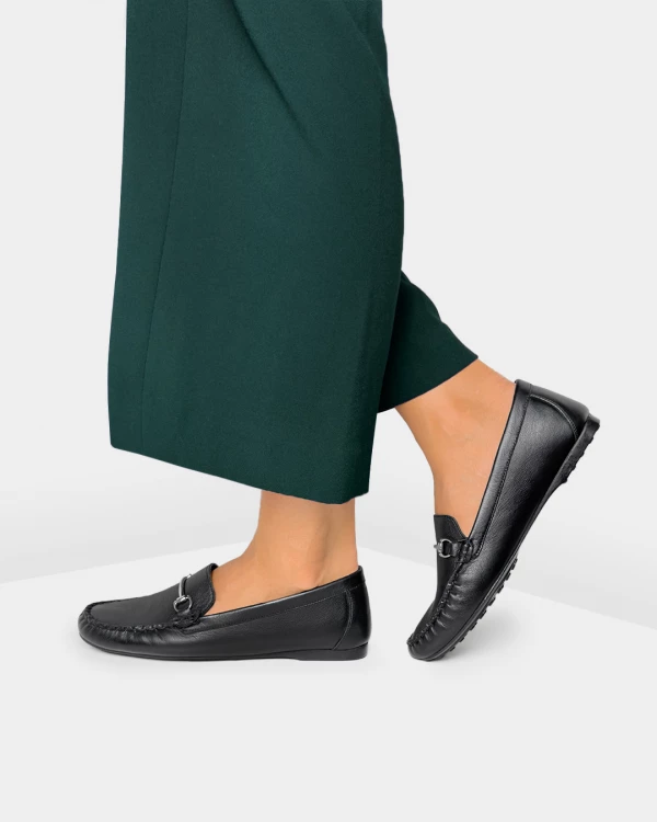 Czarne mokasyny damskie ze skóry licowej z klamrą