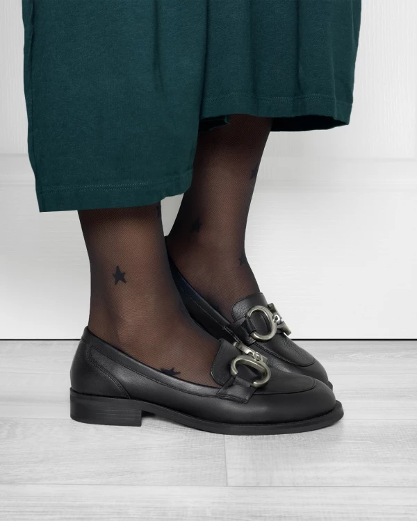 Czarne mokasyny damskie ze skóry licowej z łańcuchem