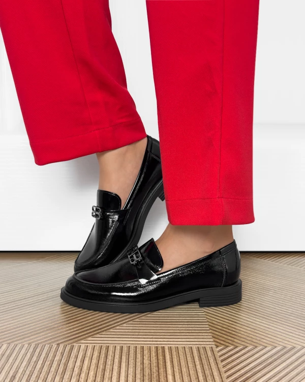 Czarne mokasyny damskie ze skóry naturalnej z klamrą