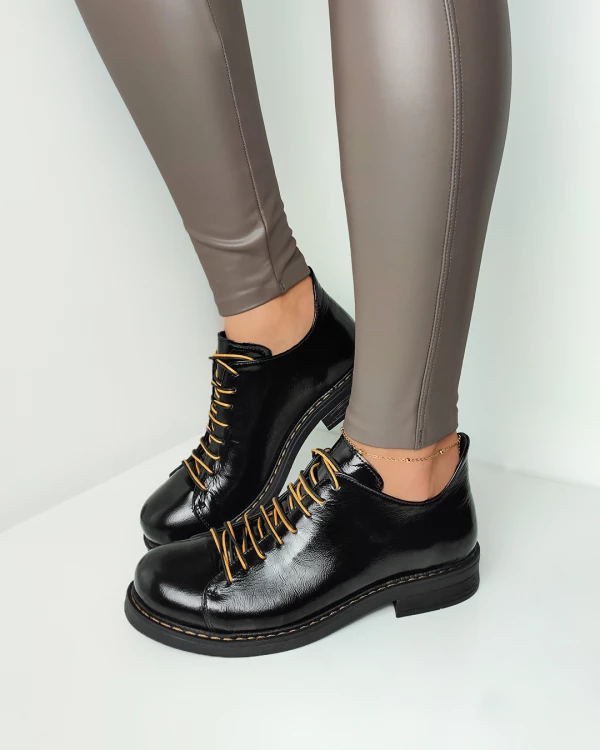 Czarne półbuty damskie lakierowane