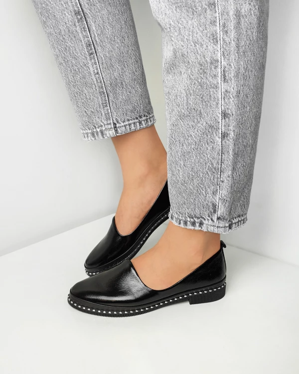 Czarne półbuty damskie lakierowane z ćwiekami