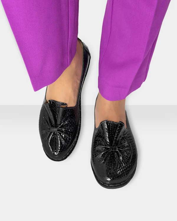 Czarne półbuty damskie ze skóry lakierowanej z kokardą