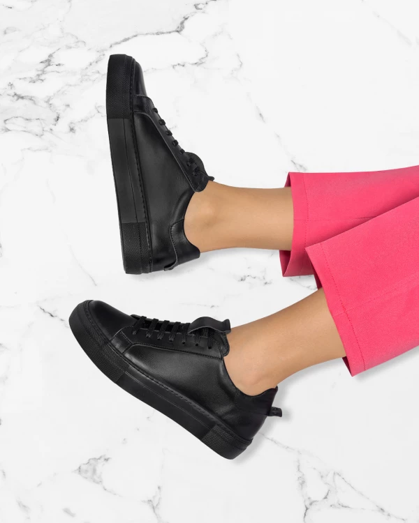 Czarne trampki damskie ze skóry licowej