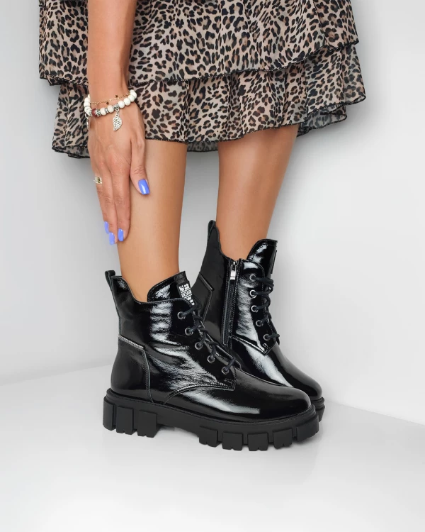 Czarne trzewiki damskie lakierowane