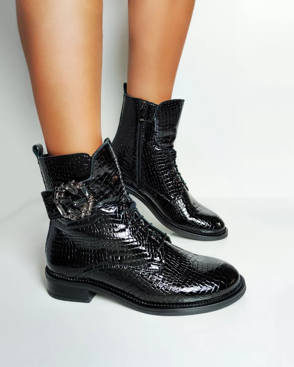 Czarne trzewiki damskie lakierowane 2