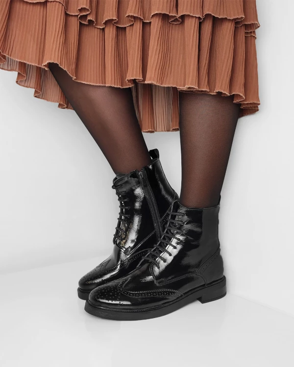 Czarne trzewiki damskie lakierowane