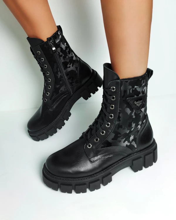 Czarne trzewiki damskie skórzane z motywem moro