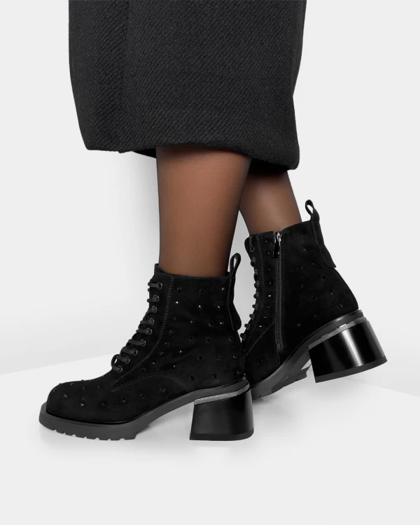 Czarne trzewiki damskie zamszowe z ćwiekami na słupku