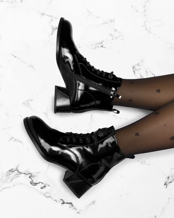 Czarne trzewiki damskie ze skóry lakierowanej na klocku