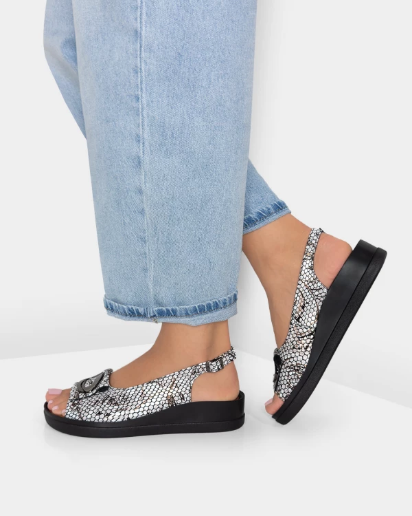 Czarno-białe sandały damskie skórzane na koturnie z motywem