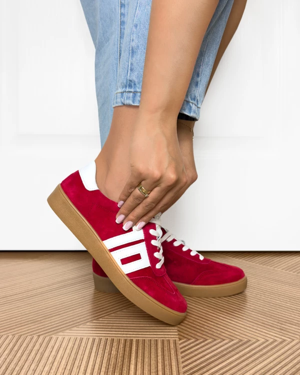 Czerwone adidasy z naturalnej skóry zamszowej