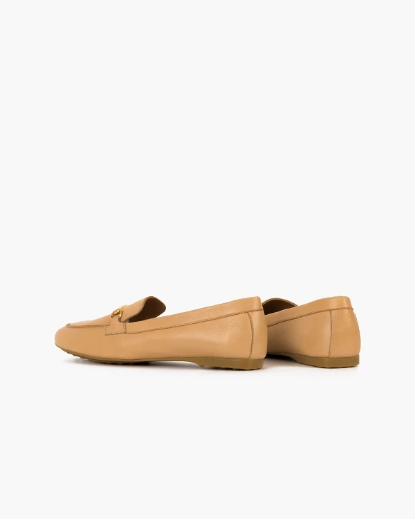 Beżowe mokasyny damskie ze skóry licowej z klamrą 4